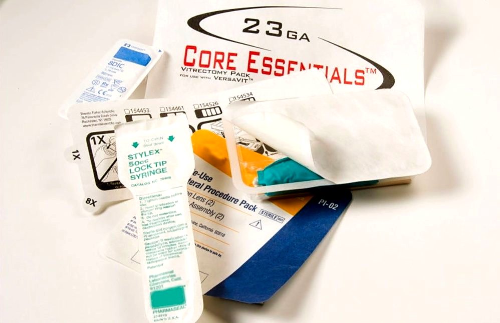 Die-cut and square-cut lids on medical trays and procedure packs